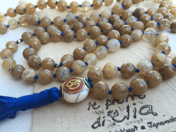 108 mala 10 mm quarzo dorato ottone antico OM in turchese e howlite e seta