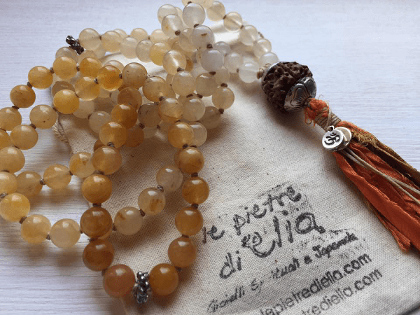 japamala in Preziosa Aragonite con rudraksha montato in argento brunito fatto a mano e piccolo charm OM